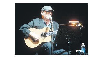 ámbito.com | A apenas un año de su última visita, Silvio Rodríguez cantó ante más de seis mil personas por noche, viernes y sábado, en el Luna Park y hoy se presenta en Santa Fe.