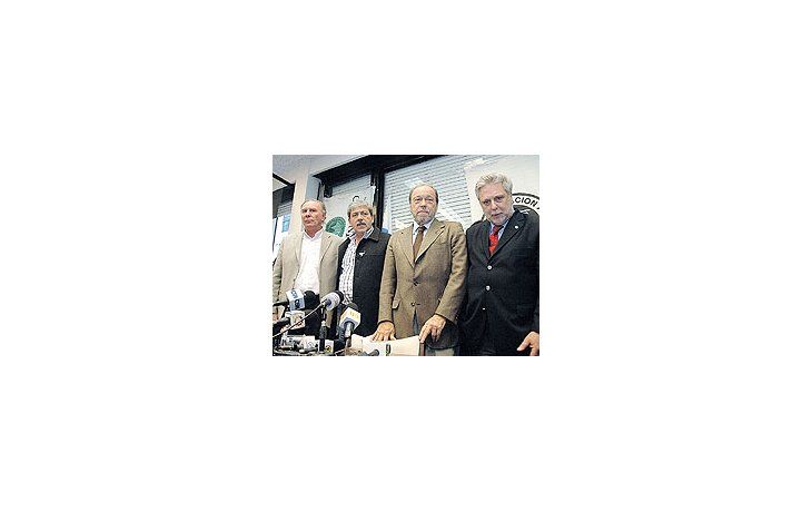 ámbito.com | Carlos Garetto, vicepresidente de Coninagro, junto a los presidentes de Federación Agraria,Eduardo Buzzi; Hugo Biolcati, de Sociedad Rural; y Mario Llambías, de ConfederacionesRurales, ayer en la sede de FAA durante el anuncio del nuevo paro agropecua