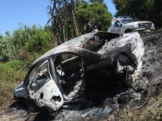 El auto apareció quemado al costado de la colectora Río Paraná.