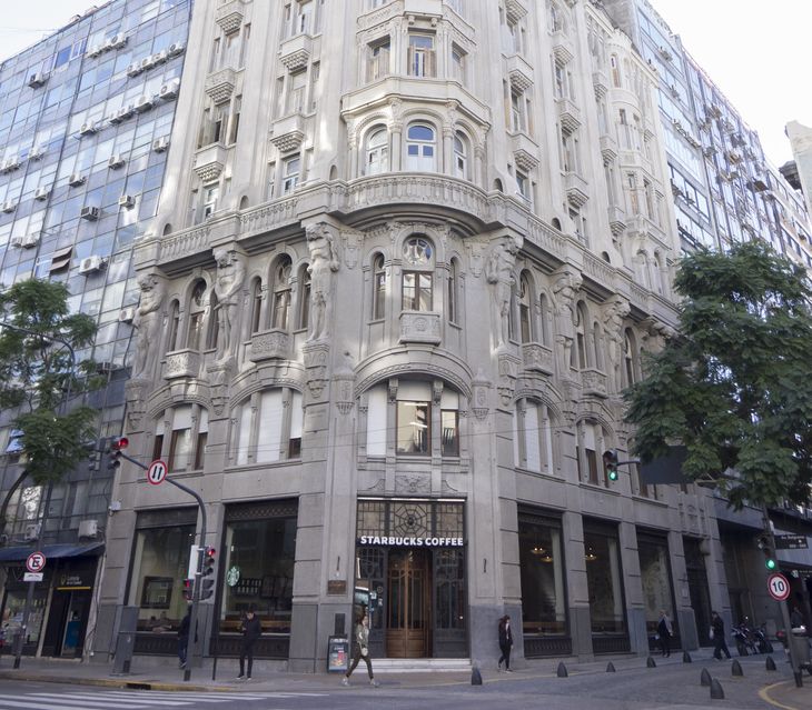 Está en una zona dinámica y en la planta baja hay locales comerciales (Foto Gentileza: Iván Buenos Aires) Está en una zona dinámica y en la planta baja hay locales comerciales (Foto Gentileza: Iván Buenos Aires)