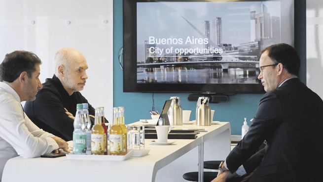 Feria. Horacio Rodríguez Larreta y el secretario general, Fernando Straface, firmaron un convenio para realizar en Buenos Aires la Feria Hannover