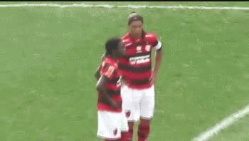 Ronaldinho respondió con un gesto obsceno a la hinchada del Vasco