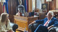 El canciller Mario Lubetkin le entregó el acuerdo Mercosur-EFTA a Carolina Cosse.
