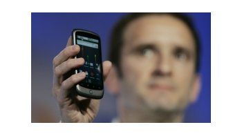 Mario Queiroz, Vicepresidente de Productos de Google, sostiene el nuevo Nexus One.