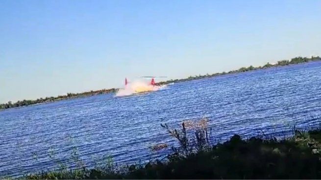 El impactante momento en el que el helicóptero que manejaba el empresario se estrella contra el agua