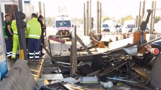 La cabina de peaje quedó destrozada tras el fuerte impacto