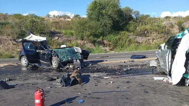 Bomberos y equipos de emergencia trabajaron en el rescate de los heridos tras el choque en el kil&oacute;metro 7 de la ruta provincial E-34.