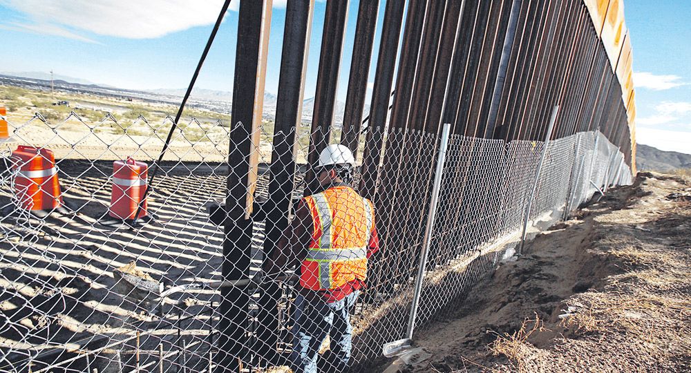 EN OBRAS. El muro en la frontera entre Estados Unidos y México, una de las promesas de campaña de Donald Trump, ya se construye en algunas zonas.  