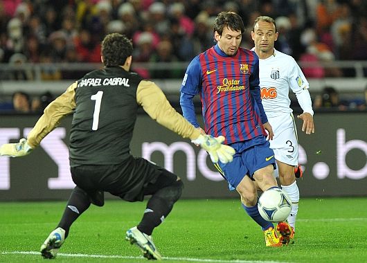 La calidad de Messi para definir en el primer gol.