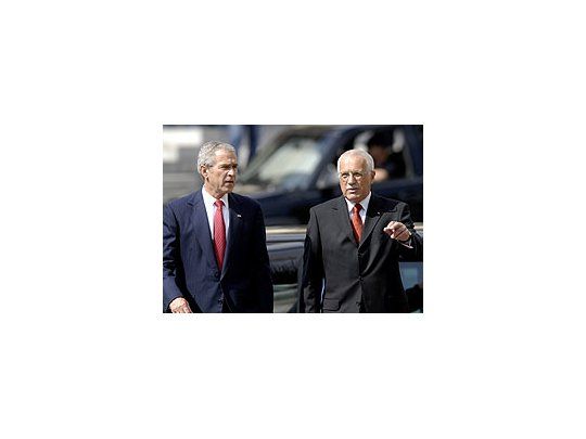 Bush, acompañado por el presidente de la República Checa, Vaclav Klaus