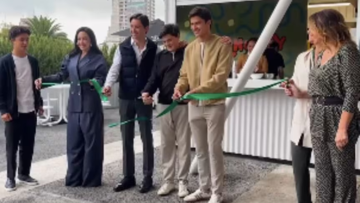 A sus 16 años, Cristóbal Salinas Medina lanzó Munchify, un pequeño local que ofrece crepas, smoothies, “munchies” y sándwiches preparados al momento A sus 16 años, Cristóbal Salinas Medina lanzó Munchify, un pequeño local que ofrece crepas, smoothies, “munchies” y sándwiches preparados al momento