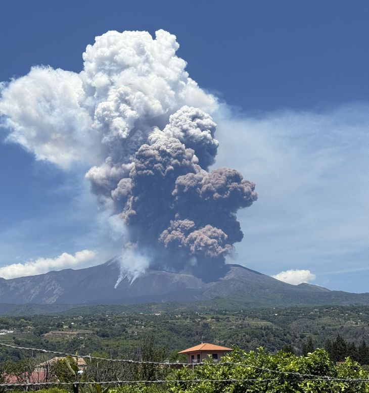 La erupci&oacute;n del Etna cancel&oacute; cientos de vuelos en Sicilia y complic&oacute; las operaciones a&eacute;reas, especialmente en Catania.