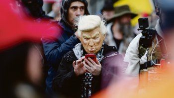 EBULLICIÓN. La figura de Donald Trump domina, pese a su derrota, buena parte de la política estadounidense, tal como lo demuestra este manifestante durante una protesta contra las restricciones por la pandemia en Oregon.