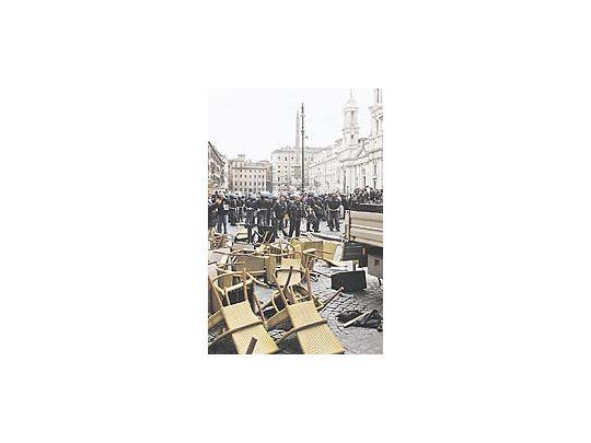 Este era ayer el escenario en la romana Piazza Navona, después de que jóvenes de izquierda y de extrema derecha chocaran en medio de las protestas por la reforma educativa de Silvio Berlusconi.