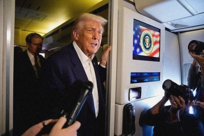 El presidente estadounidense abandonó Turquía en un C-32A mientras el Air Force One partió con periodistas a bordo.