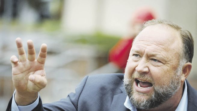 DESESPERADO. Alex Jones apareció en video en vivo durante la lectura del veredicto anunciando que planea apelar.