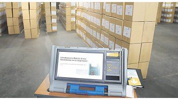 120 mil máquinas. Capital Federal y Salta ya implementaron la BUE. En Córdoba y Santa Fe hay boleta única pero de papel, sin máquina.