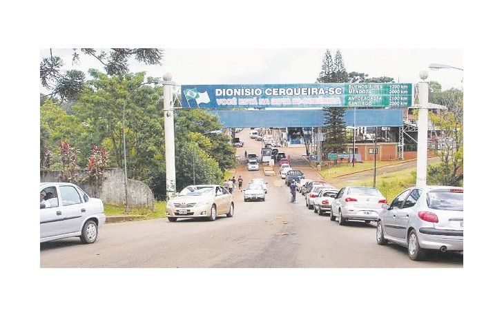 El último fin de semana, las localidades de San Javier, Alba Posse y Bernardo Irigoyen en Misiones se vieron colapsadas de vehículos que intentaban cruzar hacia Brasil.