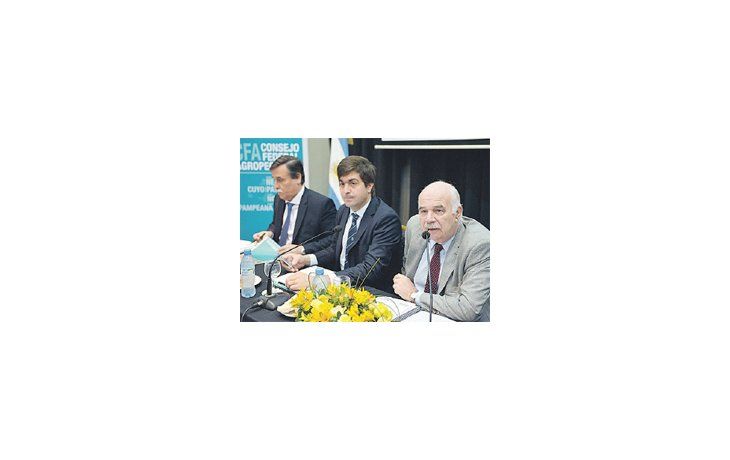 Carlos Casamiquela junto al secretario de Agricultura, Gabriel Delgado, y a Héctor Espina, jefe de Gabinete de la cartera.