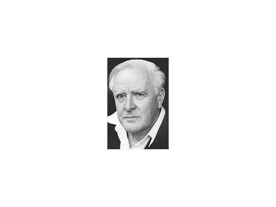 John LeCarré: en suúltima novelarealiza unfuertealegatocontra losmodos enque seconducen losasuntos deEstado enInglaterra.