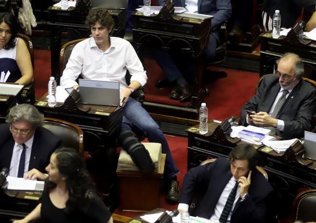 Martín Lousteau, quien renunció para asumir en el Senado, con una lesión en su pierna. 