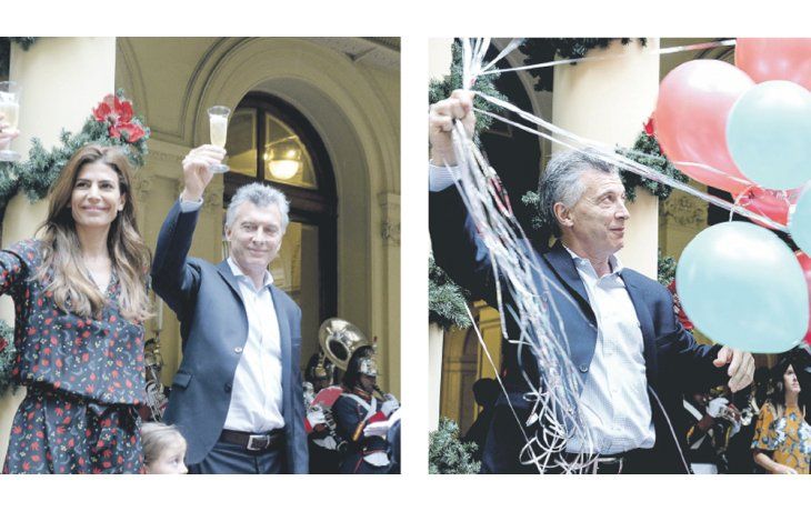 ámbito.com | Festejo. Juliana Awada y Mauricio Macri, ayer en la celebración con empleados de la Casa de Gobierno, que incluyó globos y un Papá Noel.