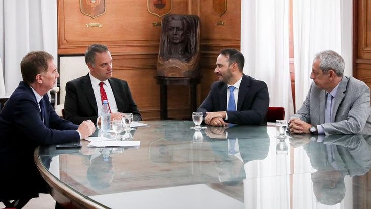 El ministro del Interior, Diego Santilli, y el jefe de Gabinete, Manuel Adorni, recibieron a Juan Pablo Vadés, gobernador de Corrientes, junto a su ministro de Hacienda, Marcelo Rivas Piasentini. El ministro del Interior, Diego Santilli, y el jefe de Gabinete, Manuel Adorni, recibieron a Juan Pablo Vadés, gobernador de Corrientes, junto a su ministro de Hacienda, Marcelo Rivas Piasentini.