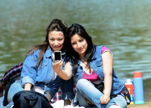 En CABA, los bosques de Palermo son tradicionalmente elegidos como el lugar para disfrutar del Día de la Primavera entre los estudiantes. En CABA, los bosques de Palermo son tradicionalmente elegidos como el lugar para disfrutar del Día de la Primavera entre los estudiantes. 