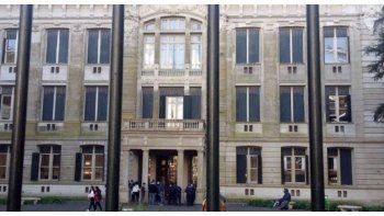 La menor, llamada Lara, permanecía internada en el Policlínico San Martín en coma profundo y con asistencia respiratoria mecánica, luego de efectuarse un disparo en la boca en un aula del establecimiento con un revólver de calibre 38, delante de sus compañeros, durante la clase de geografía.