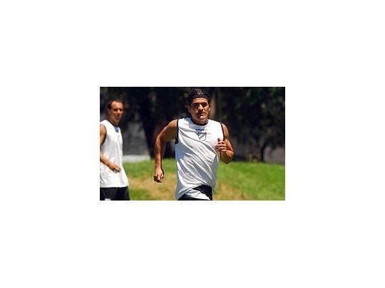 Ariel Ortega en el entrenamiento de All Boys. El Burrito está molesto por una cláusula que firmaron los directivos y que no le permite jugar ante River.