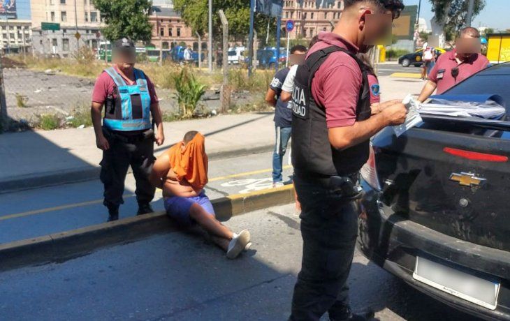 Tras robar el celular, el delincuente se subió a un ChevoletPrisma negro.