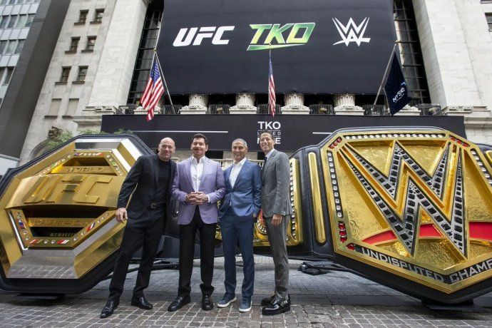 Dana White, titular de UFC junto a su par de la WWE, Vince McMahon, y Ari Emanuel. Dana White, titular de UFC junto a su par de la WWE, Vince McMahon, y Ari Emanuel.