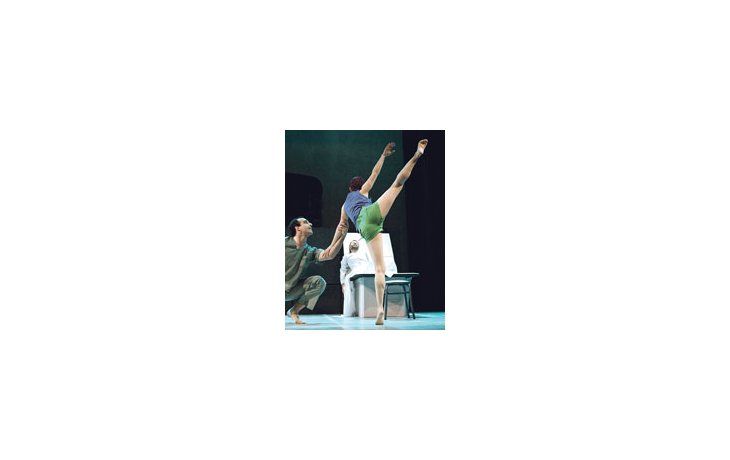El actor Gabo Ferro y el bailarín Leandro Tolosa alumbran una niña en «Four Walls» de Trunsky, sobre música de John Cage.