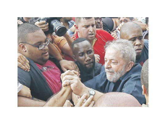 Pese al descrédito que le han causado las acusaciones de corrupción, Luiz Inácio Lula da Silva sigue disfrutando de la adhesión de millones de simpatizantes que recuerdan el legado de sus dos gestiones.