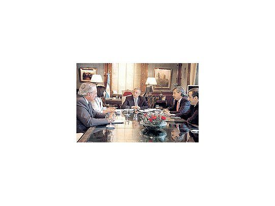 Después de reunirsecon Néstor Kirchner,Felisa Miceli anuncióplan para aumentarsubsidios al complejosojero para controlar lainflación de productoscomo los lácteos y lasharinas.