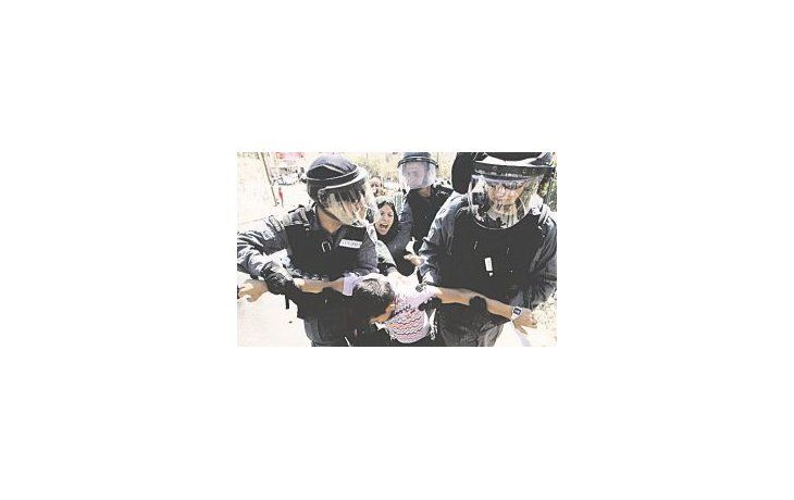 POLÉMICO. Es habitual que niños palestinos participen en protestas antiisraelíes, incluso arrojando piedras. Los que sean detenidos desde ahora por participar en hechos de sangre podrán ir a prisión.