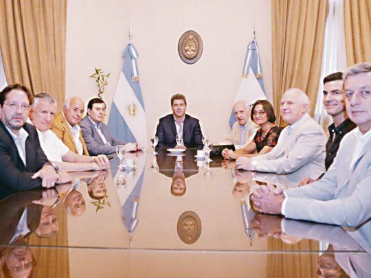 Mesa. Marco Lavagna, José Luis Gioja,&nbsp; Gerardo Zamora, Sergio Uñac, Roberto Lavagna, Lucía Corpacci, Miguel Lifschitz y Juan Manuel Urtubey en la foto que el peronismo logró en San Juan.&nbsp;
