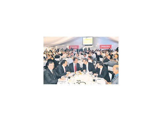 Daniel Scioli compartió la mesa con funcionarios provinciales y el titular de la Unión Industrial bonaerense, Osvaldo Rial.