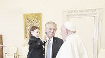 gesto. El papa Francisco recibió ayer al expresidente Alberto Fernández en el Vaticano, mientras se encuentra residiendo en Europa. Fue el primer encuentro de ambos tras casi tres años y tuvo lugar en la Biblioteca Privada del segundo piso del Palacio Apostólico. El exmandatario explicó que no viajó con su pareja Fabiola Yáñez porque se está recuperando de una intervención quirúrgica.
