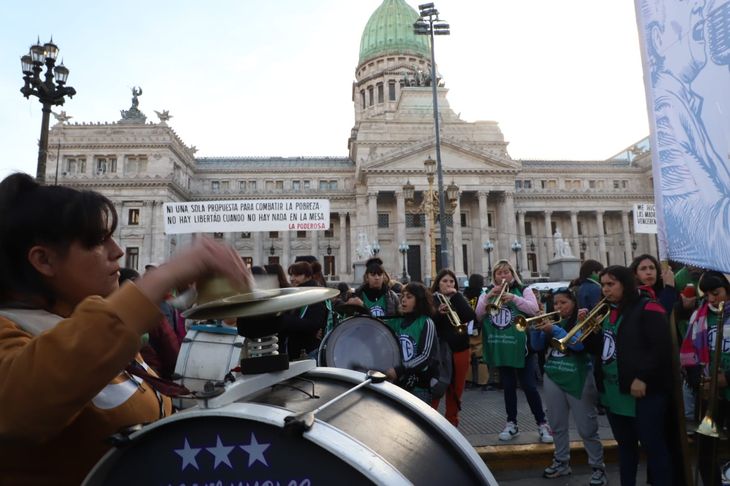 Organizaciones feministas volvieron a manifestarse frente al Congreso por el Ni una Menos Organizaciones feministas volvieron a manifestarse frente al Congreso por el Ni una Menos