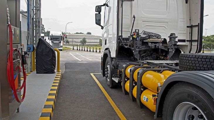 La decisión de habilitar los camiones a gas natural se tomó luego de las pruebas piloto con dos unidades destinadas al transporte urbano de pasajeros: un ómnibus Nacional, marca Agrale y otro marca Scania, importado de Brasil.
