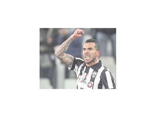 Carlos Tevez y su festejo del tercer gol de Juventus, que le ganó 3 a 2 a Fiorentina y está a un punto de ser el campeón de la liga italiana.