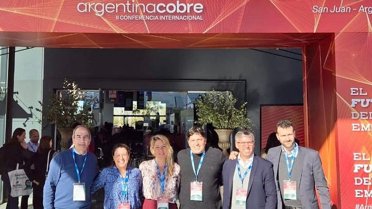 Cintia Marquetti (en el centro) y Jorge Achem (izquierda), junto al equipo de Fortescue en la Argentina Cobre 2025 de San Juan. 