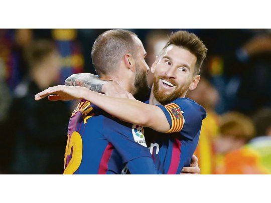 Feliz. Lionel Messi se abraza con Alexis Vidal. La pulga hizo cuatro goles ante la vista de Jorge Sampaoli que habrá quedado satisfecho.