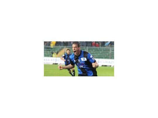 Desahogo. Tras algunas situaciones malogradas, Germán Denis gritó de esta manera el gol que le dio un nuevo triunfo a Atalanta.