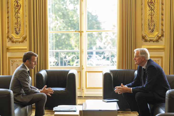 Emmanuel Macron junto a su ahora exministro Michel Barnier.