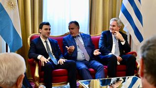 El gobernador Ignacio Torres junto al presidente de Uruguay, Yamandú Orsi; y el canciller Pablo Quirno, con referentes del CICyP durante el encuentro en Buenos Aires. El gobernador Ignacio Torres junto al presidente de Uruguay, Yamandú Orsi; y el canciller Pablo Quirno, con referentes del CICyP durante el encuentro en Buenos Aires.