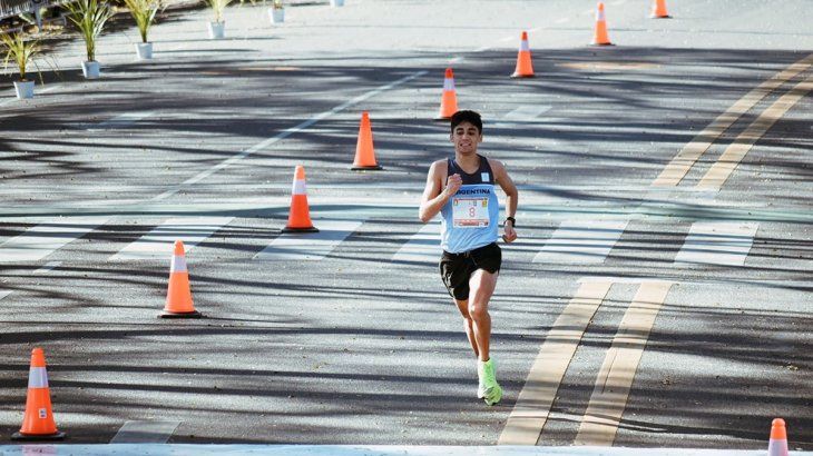 Eulalio Muñoz corriendo en las calles de Sappora, en Japón, durante los Juegos Olímpicos Tokio 2020 donde hizo el récord histórico argentino en dicho certamen.