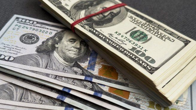 El dólar para fin de año llegaría a $1.325, pese a que actualmente se encuentra muy por encima de esos niveles, ronzando incluso el techo de la banda cambiaria ($1.473,40).