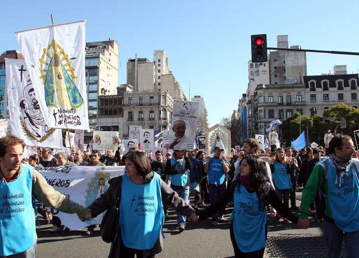 Organizaciones sociales, políticas y gremiales marcharon a Plaza de Mayo en reclamo de trabajo (foto 1)